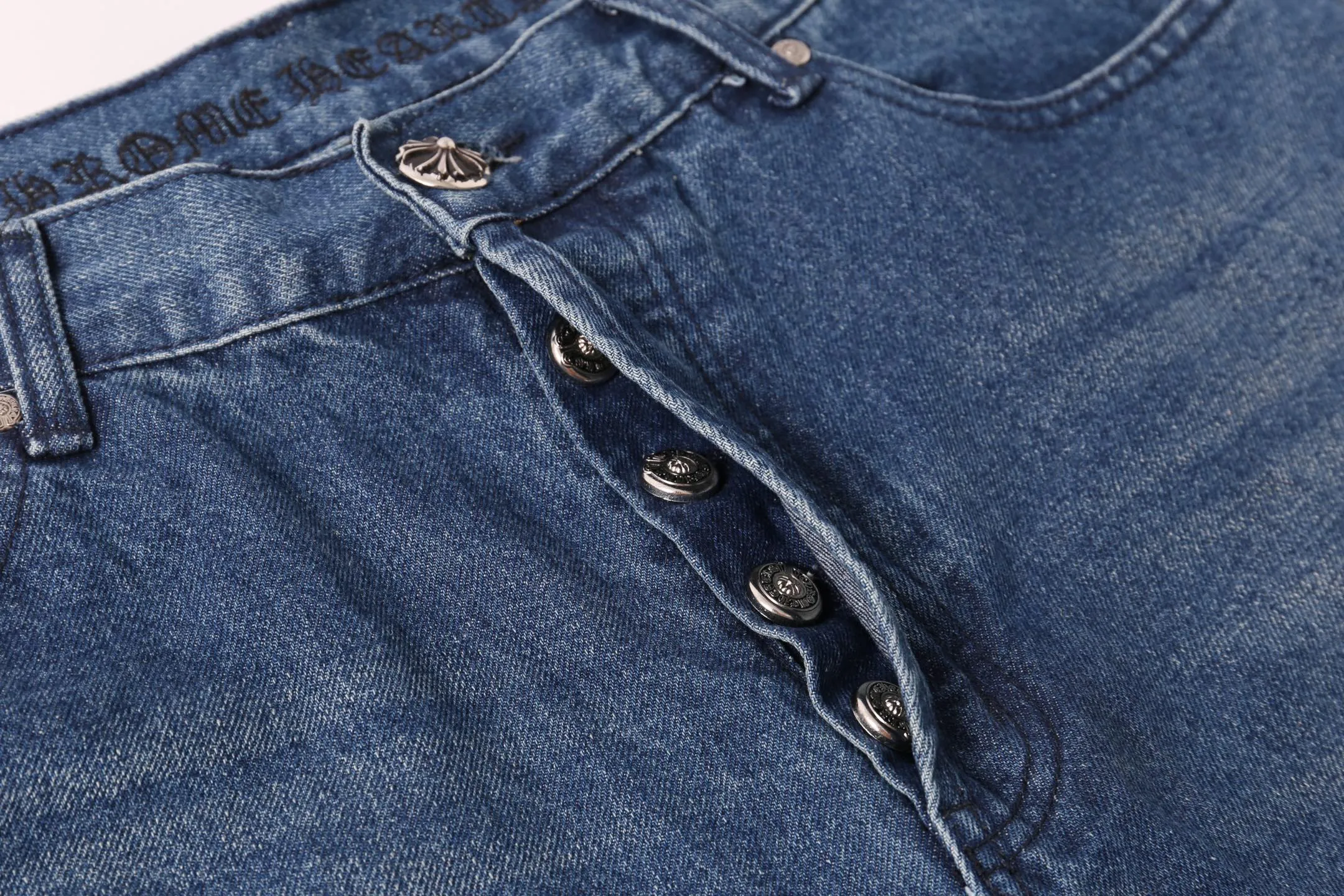 P260 Style No.: H880 Chrome Heart & Chrome Heart Blue Pants Orange Peel Metal Cross Patch Leather Jeans ChromeHearts# Design Jeans Invincible Texture Ceiling-Level Jeans Hard to Find at the Counter‼ ️ Cross patchwork leather jeans, top-notch heavy-duty washing process, calfskin laser-cut cross, distressed silver hardware, straight version to make the upper body slimmer, that lesbian style Color: blue Size: 28-30-32-34-36